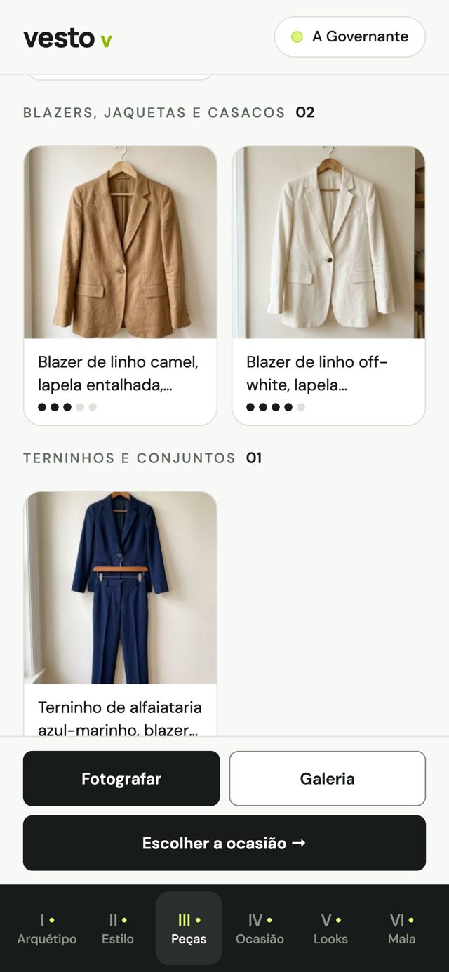 Guarda-roupa: blazers de linho camel e off-white e terninho azul-marinho
