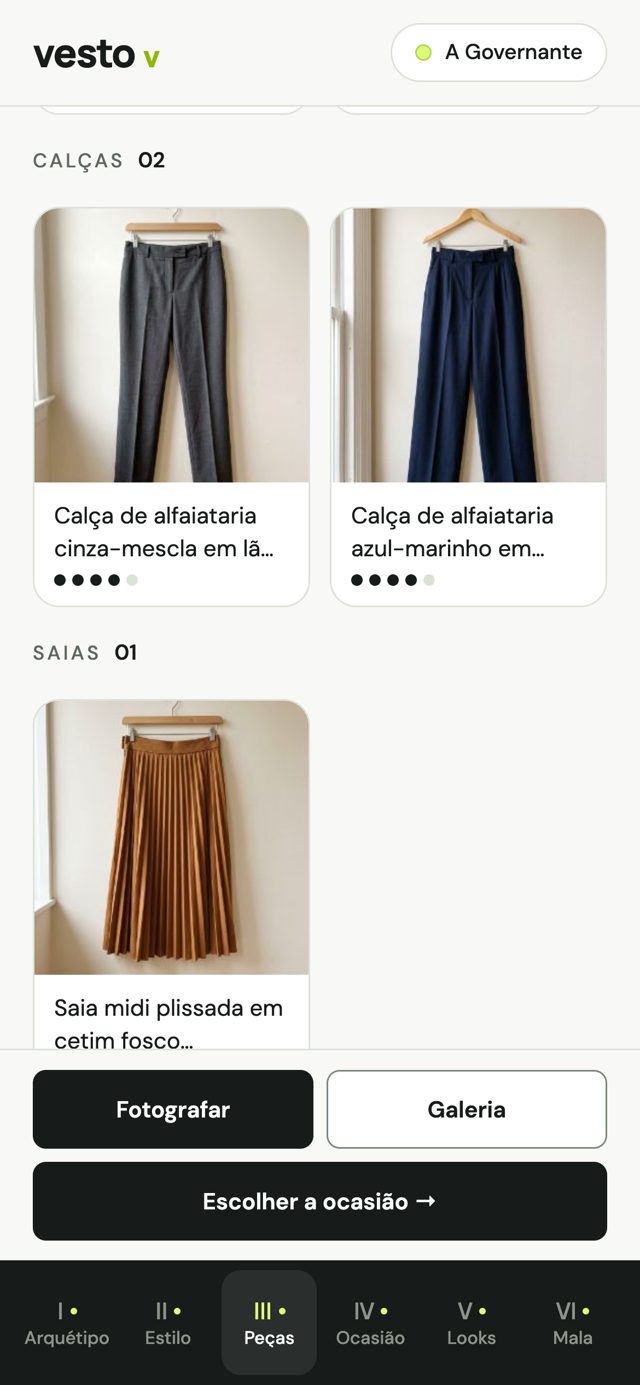 Guarda-roupa: calças de alfaiataria cinza e marinho e saia midi plissada caramelo